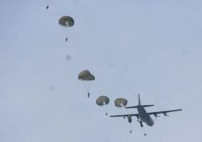 Penerjun Tempur Mendarat di Sidrap, Pangdivif 3 Kostrad Takjub Hasil Panen Capai 11 Ton per Hektare