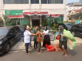 Tommy Kurniawan dan Camel Petir Turun ke Jalan, Bagikan 100 Nasi Boks Bersama PJBW