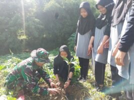 Sambut HUT TNI ke-81, Koramil 03/Maritengngae Bersama Santri Tanam Pohon di Allakuang