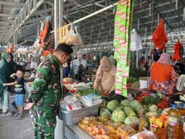 Babinsa Koramil 04/Watang Pulu Pantau Harga Bahan Pokok di Pasar Lawawoi