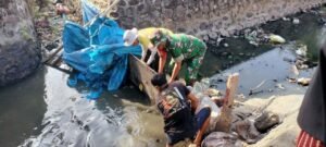 Babinsa dan Warga Bersihkan Saluran Irigasi, Wujudkan Lingkungan Bersih dan Lancar