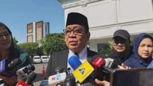 Istana Mendadak Ramai, Pratikno dan Suahasil Datang Pakai Jas Biru, Ada Apa Sore Ini?