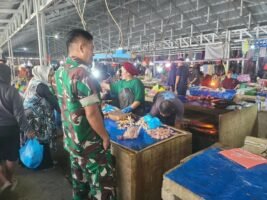 Babinsa Lawawoi Pantau Ketersediaan dan Harga Sembako di Pasar Tradisional