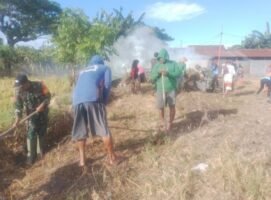Koramil 01/Panca Lautang Gelar Karya Bakti Bersihkan Parit di Desa Corawali