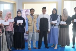 Dukung Biaya Pendidikan, Lazismu Sidrap Salurkan Beasiswa untuk 9 Mahasiswa UMS Rappang
