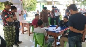 Saat TNI dan Domino Bertemu, Ratusan Warga Sidrap Berebut Piala Panglima