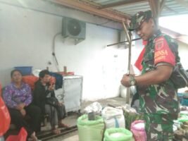 Babinsa Koramil Tellu Limpoe Pantau Langsung Pasar Sentral Amparita, Pastikan Harga dan Stok Pangan Aman  