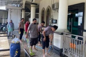 Tak Hanya Jaga Kamtibmas, Polres Sidrap Bersihkan Masjid Nurul Jihad Lewat Gerakan Asri