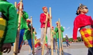 Orang Bugis Punya Cara Berjalan di Atas Bambu, Namanya Longga