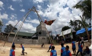 Bukan Tali Biasa, Ayunan Raksasa di Barru Ini Diikat Kulit Kerbau