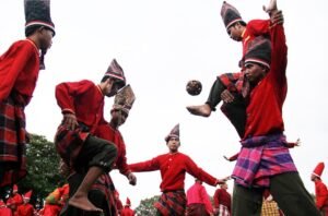 Di Sulawesi Selatan Ada Permainan Bola Rotan yang Tak Boleh Jatuh ke Tanah, Namanya A’raga