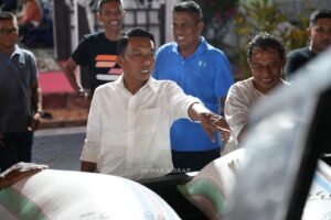 Berhasil Panen di Tengah Kemarau, Petani Hadiahkan Dua Karung Gabah untuk Bupati