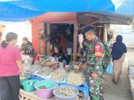 Pantau Harga Bahan Pokok, Babinsa Kelurahan Pajalele Pastikan Stabilitas Harga di Pasar Sentral Amparita