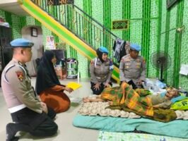 Jelang HUT ke-24 Propam Polri, Sipropam Polres Sidrap Ulurkan Bantuan untuk Lansia Lumpuh Akibat Stroke