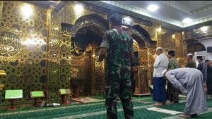 Pererat Silaturahmi, Babinsa Kodim 1420/Sidrap Laksanakan Safari Sholat Subuh dan Komsos Bersama Warga