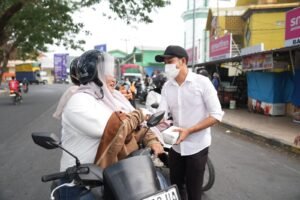 Yusuf Ritangnga Turun ke Lampu Merah, Asap Karhutla Bikin Bupati Enrekang Turun Tangan Bagikan Masker