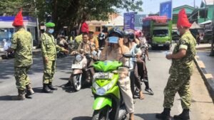 Kodim Enrekang Turun ke Jalan, Ratusan Masker Dibagikan Saat Kabut Asap Mengancam