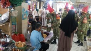 Hari Kedua, Koramil Jajaran Kodim 1420/Sidrap Laksanakan Pembagian Masker guna Mencegah ISPA Akibat Polusi Udara