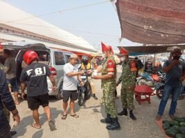 Cegah Dampak Asap Karhutla, Babinsa Kodim 1420/Sidrap Bagikan Masker kepada Warga