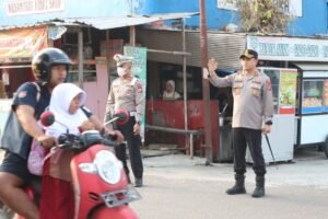 Kapolres Sidrap Turun Langsung Atur Lalu Lintas, Bantu Anak Sekolah Menyeberang Jalan