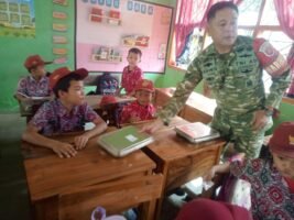 Dukung Pemenuhan Gizi Masyarakat, Babinsa Kodim 1420/Sidrap Dampingi Program Makan Bergizi Gratis
