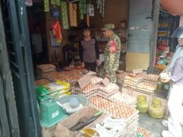 Babinsa Koramil Maritengngae Pantau Harga Sembako di Pasar Sentral Pangkajene