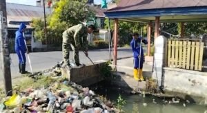 Babinsa Rijang Pitu Bersama Dinas Kebersihan Sidrap Gelar Karya Bakti Bersihkan Saluran Air