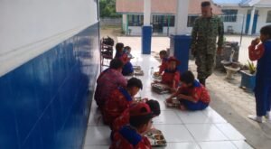 Dukung Kelancaran Distribusi MBG, Babinsa Kodim 1420/Sidrap Laksanakan Pendampingan di Wilayah Binaan