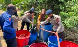 Sumur di Wajo Mulai Mengering, Brimob dan Pemkab Antar Harapan Lewat Tangki Air