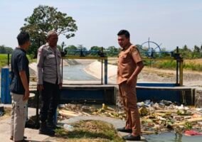 Demi Sawah Tetap Terairi, Bhabinkamtibmas dan Aparat Desa Cek Saluran Irigasi