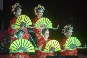 Soppeng Punya Sejarah Pasar Malam Kerajaan, Pajogek Lambangsare Tampil dengan Obor