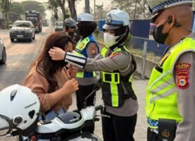 Kualitas Udara Memburuk, Satlantas Polres Sidrap Turun ke Jalan Bagikan Masker Gratis