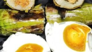 Gogos Telur Bone, Ketan Bakar yang Bertahan di Jalur Bone-Wajo