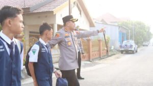 Bukan Cuma di Kantor, Kapolres Sidrap Turun ke Jalan: Bantu Anak Sekolah, Urai Kemacetan